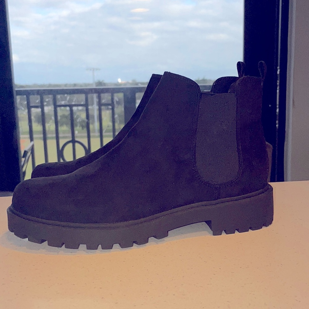 H&M DIVIDED Black Faux Fur Chelsea Boots US Size 9.5 Women’s / EU Size 41